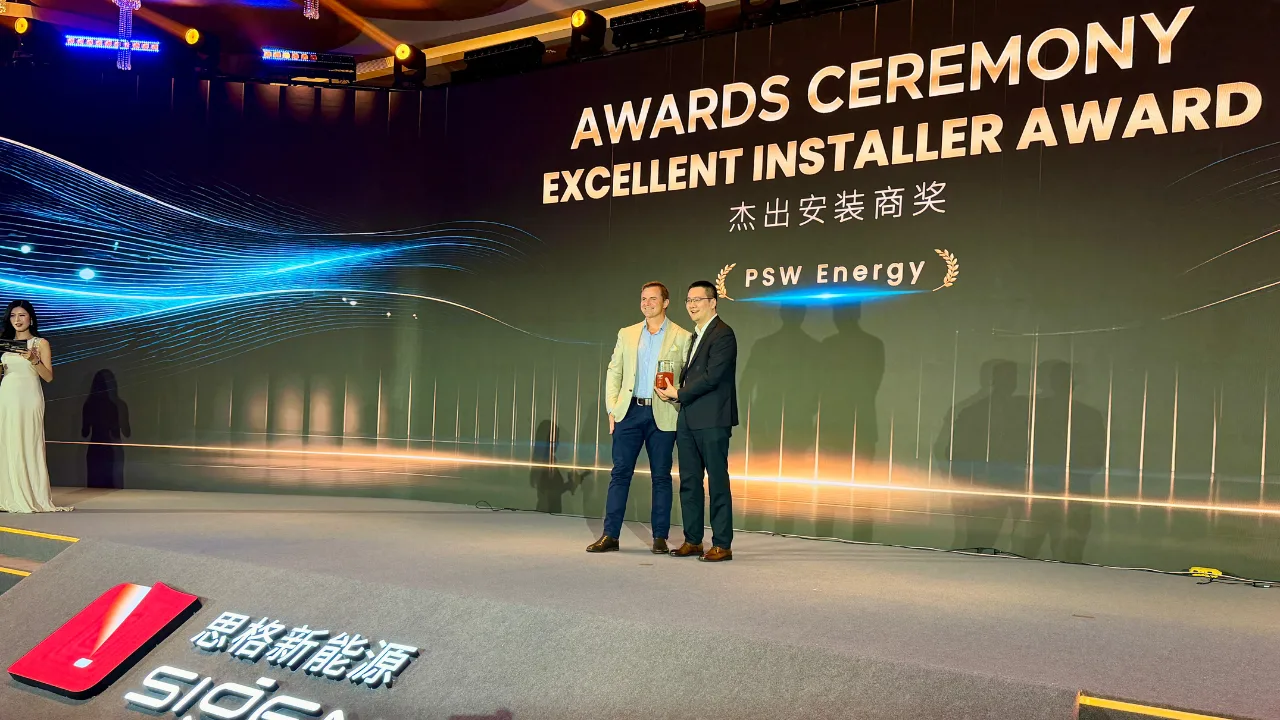 PSW Energy receiving a Sigenergy Excellent Installer Award